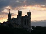 [Cliquez pour agrandir : 49 Kio] Lyon - La basilique Notre-Dame-de-Fourvière : vue générale au coucher du Soleil.