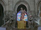 [Cliquez pour agrandir : 80 Kio] Senlis - La cathédrale : statue de la Vierge à l'Enfant dans le chœur.
