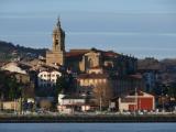 [Cliquez pour agrandir : 84 Kio] Fontarabie - L'église Notre-Dame-de-l'Assomption vue d'Hendaye.