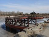 [Cliquez pour agrandir : 80 Kio] Pékin - Parc Yuanmingyuan : pont en bois sur le lac gelé.