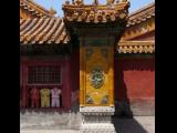 [Cliquez pour agrandir : 97 Kio] Pékin - La Cité interdite : décoration d'un pilier et de toits.