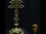 [Cliquez pour agrandir : 72 Kio] Lyon - La cathédrale Saint-Jean : le trésor : relique de la vraie Croix et calice.