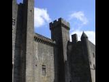 [Cliquez pour agrandir : 82 Kio] Dordogne - Le château de Beynac : la cour intérieure et le donjon.