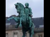 [Cliquez pour agrandir : 71 Kio] Rouen - L'hôtel de ville : la statue de Napoléon Bonaparte.