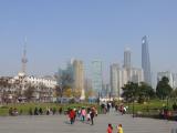 [Cliquez pour agrandir : 70 Kio] Shanghai - Le quartier Pudong vu depuis un parc près du Bund.