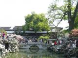 [Cliquez pour agrandir : 135 Kio] Suzhou - Le jardin du bosquet du lion : pont sur le bassin.