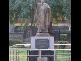 [Cliquez pour agrandir : 179 Kio] Delhi - La cathédrale du Sacré-Cœur : statue de saint Jean-Paul II.