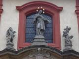 [Cliquez pour agrandir : 57 Kio] Prague - Le château : la basilique Saint-Georges : statue de Saint Jean de Comusen.