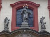 [Cliquez pour agrandir : 57 Kio] Prague - Le château : la basilique Saint-Georges : statue de Saint Jean de Comusen.