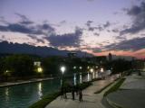 [Cliquez pour agrandir : 73 Kio] Monterrey - Le parc de la fonderie : la rivière artificielle, de nuit.