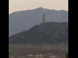 [Cliquez pour agrandir : 44 Kio] Pékin - La pagode Feng Yu sur la colline de Yu Quan vue depuis le nouveau palais d'été.