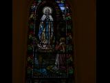 [Cliquez pour agrandir : 67 Kio] San Francisco - Notre-Dame-des-Victoires' church: stained glass window representing Our Lady of Lourdes.