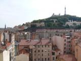 [Cliquez pour agrandir : 87 Kio] Lyon - Vue générale : la colline de Fourvière et sa basilique au dessus de la Saône.