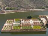 [Cliquez pour agrandir : 150 Kio] Jaipur - Le fort d'Amber : le lac et ses jardins.