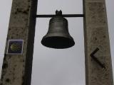 [Cliquez pour agrandir : 64 Kio] Roncevaux - Le col : la cloche de la chapelle.