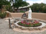[Cliquez pour agrandir : 134 Kio] Ranchos de Taos - San Francisco de Asís church: the patio.