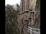 [Cliquez pour agrandir : 117 Kio] Huang Shan - Le canyon Xihai : escalier à flanc de montagne.