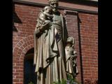 [Cliquez pour agrandir : 123 Kio] San Francisco - Saint Vincent-de-Paul's church: statue of Saint Vincent de Paul.