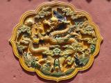 [Cliquez pour agrandir : 153 Kio] Pékin - La Cité interdite : décoration montrant un dragon jouant avec une perle.