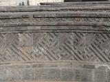 [Cliquez pour agrandir : 114 Kio] Pékin - Parc Yuanmingyuan : détail du mur du jardin européen Huanghua de l'ancien palais d'été.