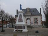 [Cliquez pour agrandir : 90 Kio] Wissant - La mairie et le monument aux morts.