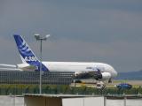 [Cliquez pour agrandir : 57 Kio] Roissy - Un A380 au sol.