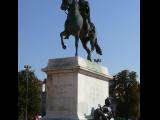 [Cliquez pour agrandir : 66 Kio] Lyon - La place Bellecour : statue de Louis XIV.