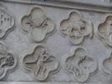 [Cliquez pour agrandir : 95 Kio] Amiens - La cathédrale : le portail Nord : les quadrilobes décorés des signes du Zodiac.