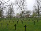 [Cliquez pour agrandir : 137 Kio] Somme - Cimetière allemand : vue générale.