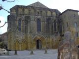 [Cliquez pour agrandir : 86 Kio] Cadouin - Façade de l'Abbaye et statue de son fondateur, Saint Géraud de Salles.