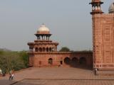 [Cliquez pour agrandir : 100 Kio] Agra - Le Taj Mahal : détail des remparts.