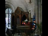 [Cliquez pour agrandir : 94 Kio] Angers - La cathédrale Saint-Maurice : fonts baptismaux, confessionnal et statue de la Vierge.