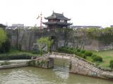 [Cliquez pour agrandir : 95 Kio] Suzhou - La porte Weng : pont devant la porte fluviale.