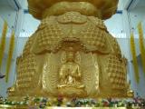 [Cliquez pour agrandir : 118 Kio] Famen - Le nouveau complexe : statue du Bouddha dans la salle de prière.