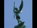 [Cliquez pour agrandir : 36 Kio] Lyon - La basilique Notre-Dame-de-Fourvière : l'extérieur : l'archange Saint Michel.