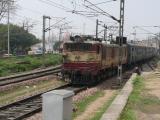 [Cliquez pour agrandir : 167 Kio] Agra - La gare d'Agra Fort : train de voyageurs.