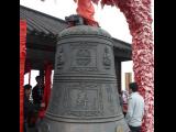 [Cliquez pour agrandir : 104 Kio] Liyang - L'océan de bambous : La cloche de prière.