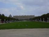 [Cliquez pour agrandir : 47 Kio] Versailles - La façade du château, côtés jardins. On aperçoit la chapelle royale sur la gauche.