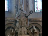 [Cliquez pour agrandir : 90 Kio] Noyon - La cathédrale : statue de Saint Médard.