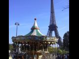 [Cliquez pour agrandir : 86 Kio] Paris - La tour Eiffel et son carousel.