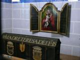 [Cliquez pour agrandir : 87 Kio] Ávila - Le musée de Sainte Thérèse : coffre et tableau de la Vierge à l'Enfant.