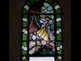 [Cliquez pour agrandir : 84 Kio] Rio de Janeiro - La chapelle de l'école Pequeña Cruzada : vitrail représentant la vie de Sainte Thérèse.
