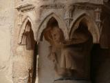 [Cliquez pour agrandir : 86 Kio] Reims - La cathédrale Notre-Dame : le portail d'entrée : personnage écrasé sous un chapiteau.