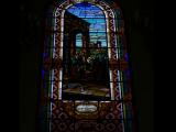 [Cliquez pour agrandir : 79 Kio] Rio de Janeiro - L'église Saint-Antoine-des-Pauvres : vitrail représentant la vie de Saint Antoine.