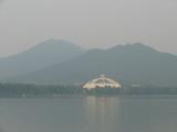 [Cliquez pour agrandir : 28 Kio] Nankin - Le lac Xuanwu devant la montagne Pourpre.