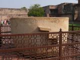 [Cliquez pour agrandir : 157 Kio] Agra - Le fort : baignoire géante.