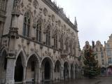 [Cliquez pour agrandir : 97 Kio] Arras - La Grande Place : bâtiment au pied du beffroi.