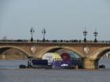 [Cliquez pour agrandir : 62 Kio] Bordeaux - Le pont de pierre et une barge transportant des pièces d'A380.