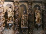 [Cliquez pour agrandir : 198 Kio] Saint-Pée-sur-Nivelle - L'église Saint-Pierre : le retable : détail : saint Joseph et deux autres saints.