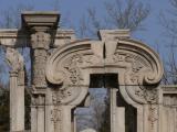 [Cliquez pour agrandir : 110 Kio] Pékin - Parc Yuanmingyuan : ruines du bâtiment européen Dashuifa de l'ancien palais d'été.